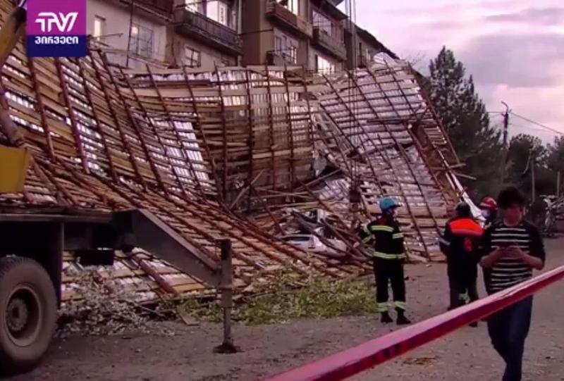 სართიჭალაში ქარმა 5-სართულიან კორპუსს სახურავი გადახადა - კადრები შემთხვევის ადგილიდან