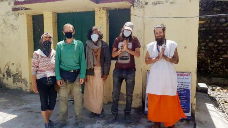 ტურისტები, რომლებიც პანდემიის გამო ინდოეთში ჩარჩნენ, გამოქვაბულში იპოვეს - "ფული გამოელიათ და სასტუმროს დატოვება მოუხდათ"