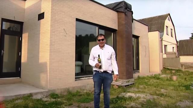 "ვცხოვრობ ჩვეულებრივ სოფელში, თავისი მამლებით და ძაღლების გაბმული ყეფით" - როგორ გამოიყურება მიხეილ სააკაშვილის სახლი "ლესნიკებში"