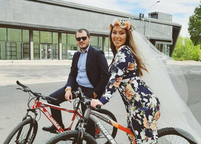 ქორწილი კარანტინის დროს - ნეფე-დედოფალი და მაყარი თბილისის ქუჩებში ველოსიპედებით სეირნობენ (ვიდეო)