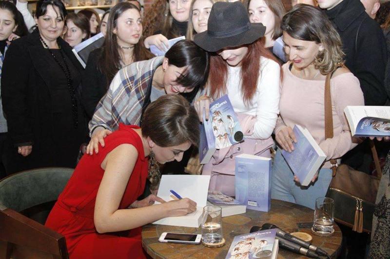 30 აპრილს, ჟურნალ „გზასთან“ ერთად, თათული ღვინიანიძის რომანი „აღიარება ხელისგულზე“ გამოვა