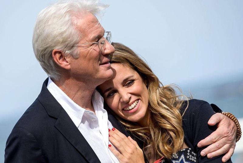 რიჩარდ გირს 70 წლის ასაკში შვილი შეეძინა - ჰოლივუდის ვარსკვლავისა და მისი 37 წლის ცოლის ოჯახური პორტრეტი (ფოტოები)