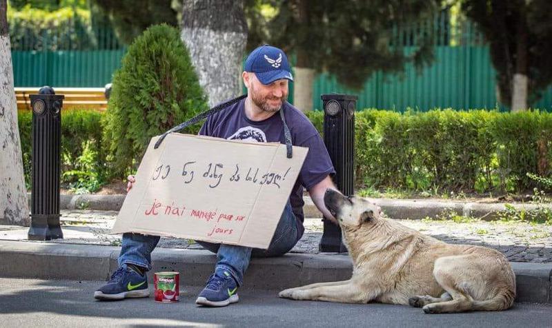 "მოსახლეობის უდიდესი ნაწილი შიმშილობს... გამოვედი და ვმათხოვრობ" - ზურაბ ჯაფარიძის აქცია პრეზიდენტის სასახლესთან