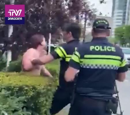 თბილისის მერიასთან ტრანსგენდერმა ქალმა თავის დაწვა სცადა