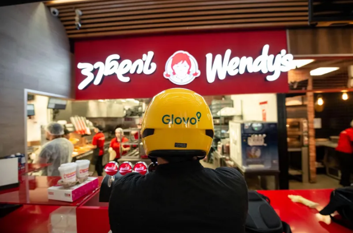 "ვენდის" და "დანკინის" რესტორნები მუშაობის ახალ გრაფიკზე გადადის