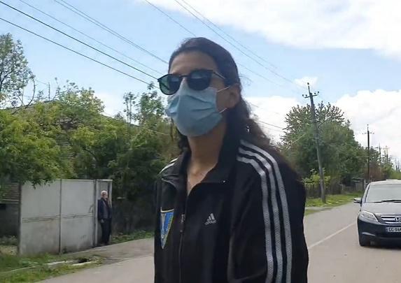 "მის შვილს ჰქონდა ჩემს ძმასთან კონტაქტი" - რას ამბობენ ყვარელში სასწრაფოს ექიმზე, რომელსაც კორონავირუსი დაუდგინა