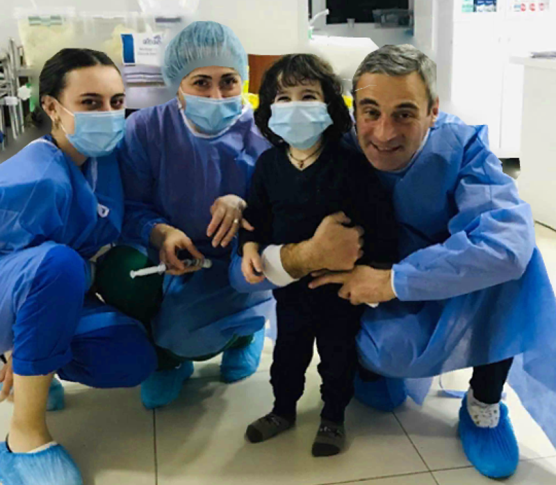 დღის ფოტო - გახარებული ექთნები და ბედნიერი 2 წლის ანდრია, რომელმაც კორონავირუსი დაამარცხა