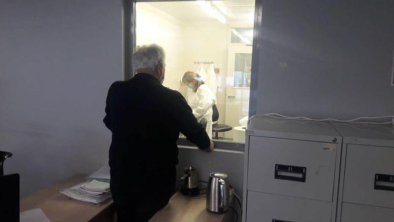 დღის ფოტო: როგორ ელოდება ამირან გამყრელიძე კორონავირუსის ტესტის პასუხებს