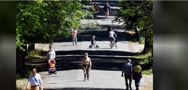 2-თვიანი კარანტინის შემდეგ, იტალიელები სახლებიდან გამოვიდნენ - Reuters-ის ფოტოებს ემოციების გარეშე ვერ ნახავთ