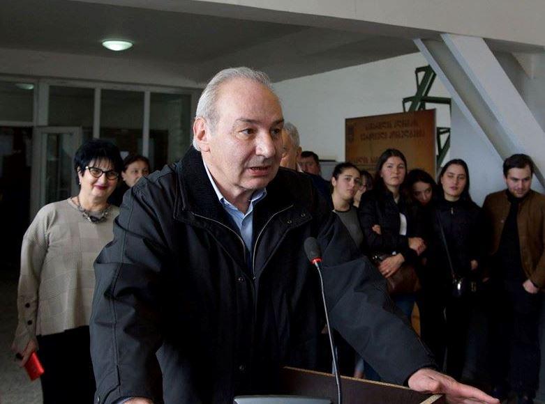 "უნდა ჩაკეტო და ამოიხოცონ" - კომენტარი, რომლის გამოც ზაზა აბაშიძის ხელნაწერთა ცენტრის დირექტორის პოსტიდან მოხსნას მოითხოვენ