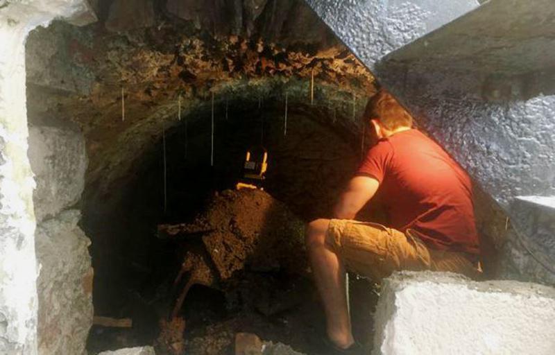 მამაკაცმა ახალშეძენილი სახლის ქვეშ საუკუნის წინანდელი საიდუმლო სარდაფი აღმოაჩინა - რა იპოვეს მისტიკურ ადგილას