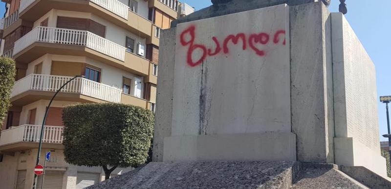 იტალიაში ქართველმა ვანდალებმა ომის მემორიალზე ქართული წარწერა გააკეთეს - რას წერს იტალიელი მერი ინციდენტზე