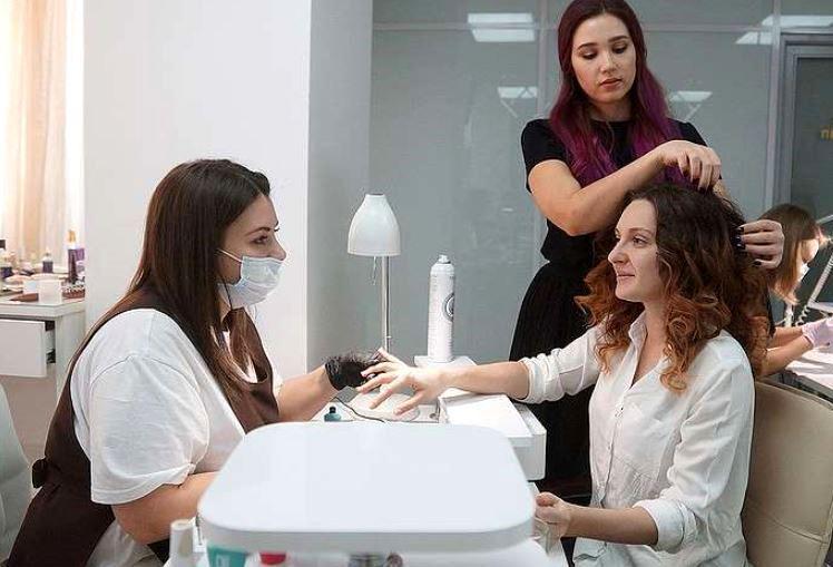 "სტილისტსა და კლიენტს შორის მცირე დაშორებაა, ამიტომ რისკი არსებობს" - სილამაზის სალონები სავარაუდოდ, მომსახურებას გააძვირებენ