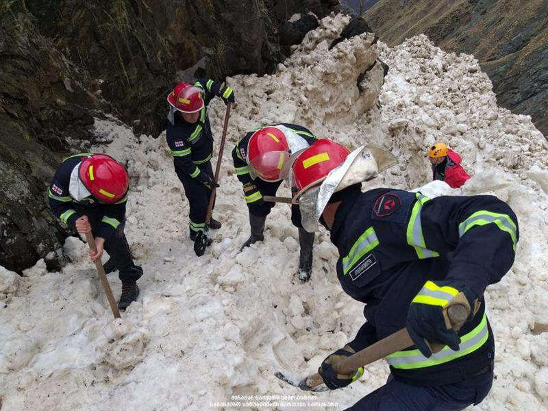 3-დღიანი ძებნის შემდეგ, მაშველებმა ზვავში მოყოლილი მამაკაცის ცხედარი იპოვეს - ფოტოები საძიებო ოპერაციიდან