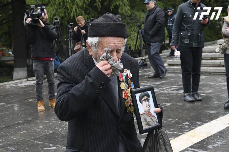ფოტო ვაკის პარკიდან: ატირებული ვეტერანი სტალინის სურათით ხელში