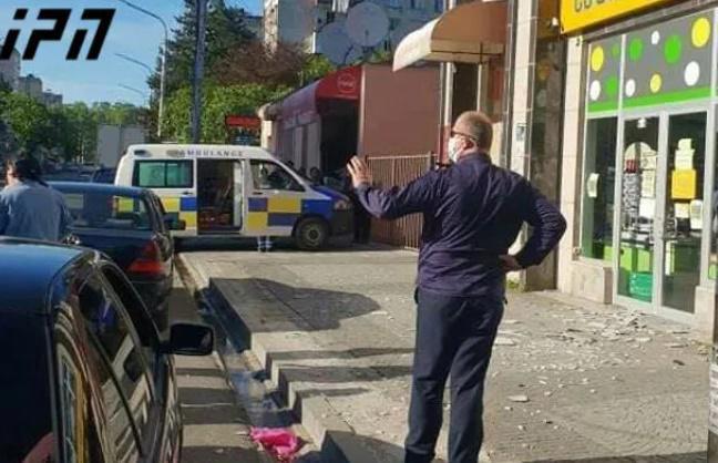 ქუთაისში კორპუსის ფასადი ჩამოინგრა - ჩამონგრეული მასალა გამვლელს დაეცა