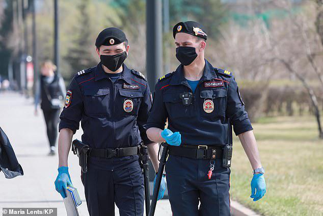 რუსეთში ორ არასრულწლოვან გოგოს, რომლებიც კარანტინის რეჟიმის დროს გააუპატიურეს, იზოლაციის წესების დარღვევისთვის ჯარიმა გამოუწერეს