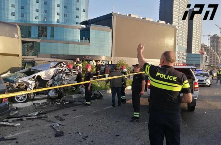 ავარია ბათუმში - ერთმანეთს ოთხი მსუბუქი ავტომობილის შეეჯახა