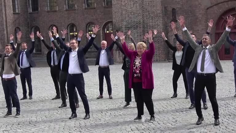 ნორვეგიის პრემიერისა და მინისტრების ცეკვა სოციალური დისტანციის დაცვით - როგორ აღნიშნავს ქვეყანა კონსტიტუციის დღეს