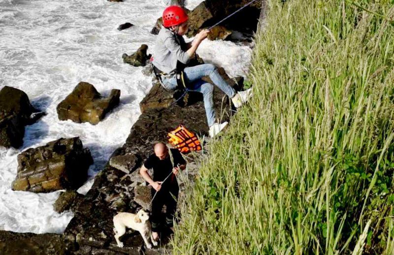 მაშველებმა ბათუმში, ზღვის ნაპირზე ბეტონის ფილაზე შემორჩენილი ქალი და ძაღლი გადაარჩინეს (ფოტოები)