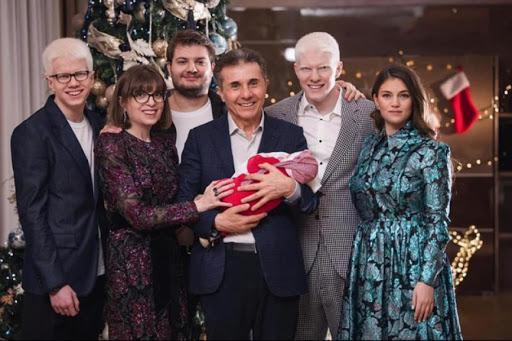 "სალი კლდესავით მედგა გვერდში" - რას წერს ბიძინა ივანიშვილი ოჯახზე და ვის უხდის მადლობას?