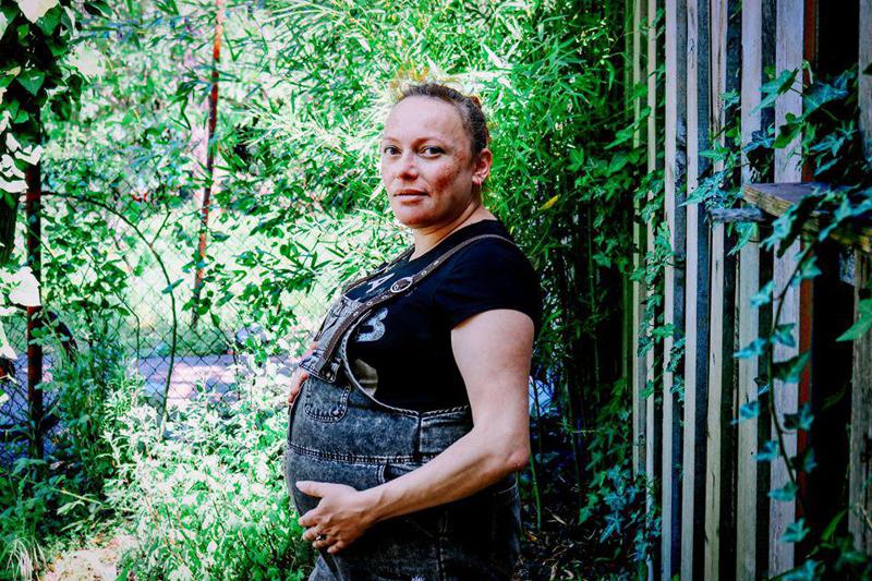 "მე აივ-ინფიცირებული ვარ და ახლა მეოთხე შვილს ველოდები" - ქალი უმძიმესი წარსულით, რომელიც ციხეში მოძალადე ქმრის მკვლელობისთვის იჯდა