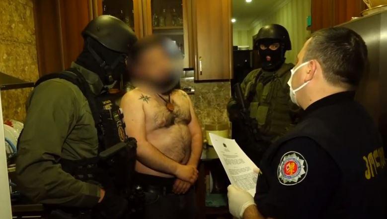 "ქურდული სამყაროს" წევრებმა ბიზნესმენი გაიტაცეს და ფულს სძალავდნენ - შსს-მ სპეცოპერაციის შედეგად 13 პირი დააკავა