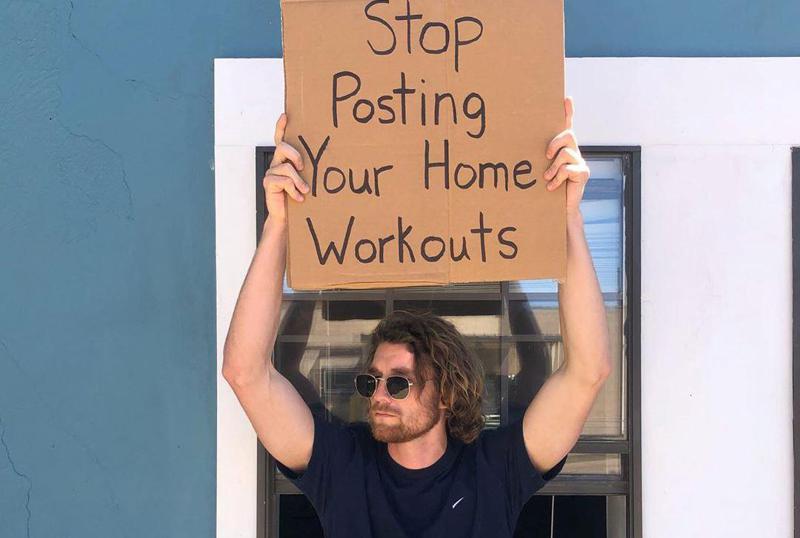 ბიჭი ბანერებით - ვინ არის ინტერნეტვარსკვლავი, რომელიც უჩვეულო საკითხებს "აპროტესტებს"