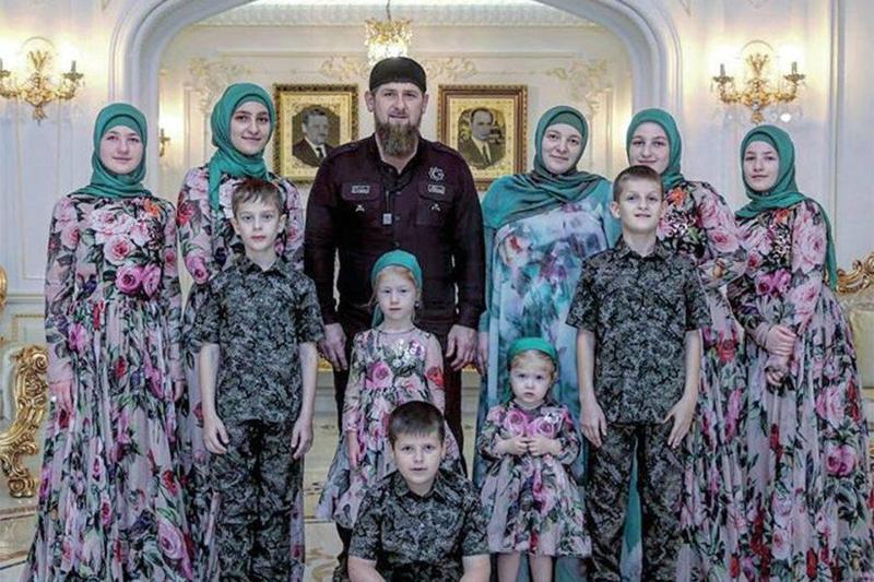 "ვირუსმა არც მის ოჯახს აუარა გვერდი..." - როგორ ცხოვრობს კადიროვი 10 შვილთან და მეუღლესთან ერთად, რომელიც მოდის ბიზნეშია ჩართული