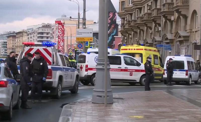 მოსკოვში დააკავეს ბანკზე თავდამსხმელი, რომელმაც მძევლები აიყვანა და აფეთქებით იმუქრებოდა - კადრები შემთხვევის ადგილიდან