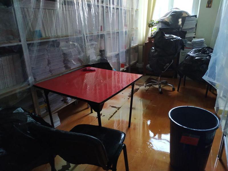 "ასე ვამარცხებთ COVID-19-ს..." - თბილისის ინფექციური საავადმყოფოს ადმინისტრაციულ შენობაში წვიმს