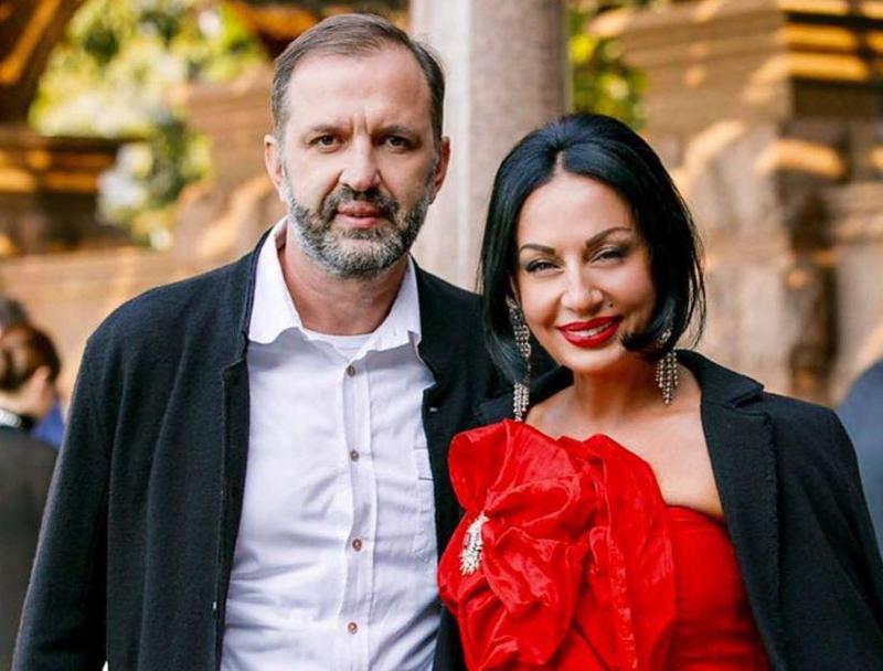 "ლელა საკონცერტოდ გამოეწყო და მეუბნება: მანქანა გასარეცხად მიმყავსო" - როგორ გაატარეს კარანტინი "მამულიჩამ" და ლელა წურწუმიამ