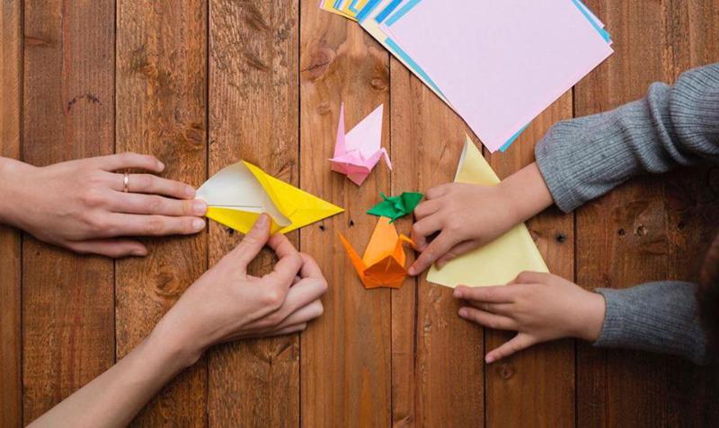 საიდან მოდის ქაღალდისგან ფიგურების შექმნის ხელოვნება და როგორ აუმჯობესებს ის ბავშვის უნარებს?