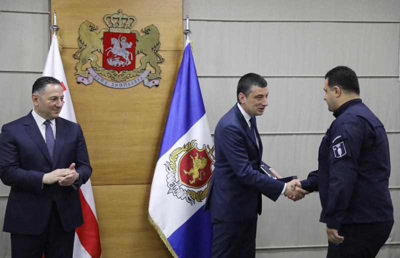 "იყო შემთხვევა, როცა შვილი შეეძინა და დიდი ხანი ნანახი არ ჰყავდა შვილი" - პრემიერმა პოლიციელები დააჯილდოვა