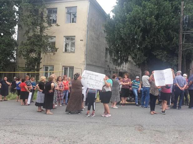 "დაბინძურებულ წყალში თვეში 100-150 ლარის გადახდა გვიწევს" - ხმაური და დაპირისპირება ლაგოდეხში