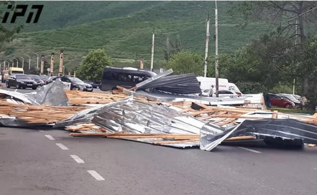 სტიქია გორში - ერთ-ერთ საცხოვრებელ კორპუსს ქარმა სახურავი მთლიანად გადახადა