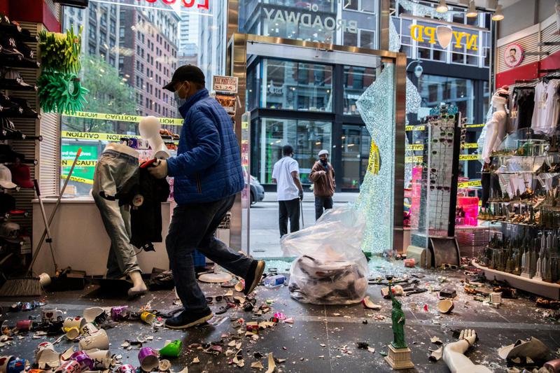 გადამწვარი მანქანები, მოროდიორობა და რეზინის ტყვიებით დაშლილი აქციები - ფოტოები აშშ-დან, რომელსაც პროტესტის ტალღამ გადაუარა