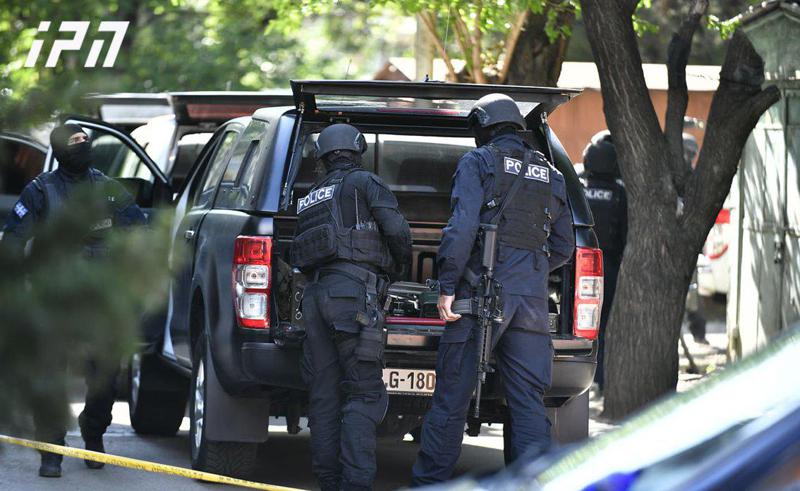 "რამდენიმესაათიანი მოლაპარაკების შემდეგ პოლიციას ჩაბარდა" - ფოტორეპორტაჟი ვარკეთილიდან, სადაც მამაკაცი უმისამართოდ ისროდა