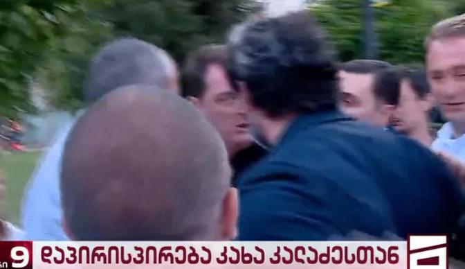 "ვეკითხებოდი დიღმის ჭალებზე, ხელი რატომ მკრა?! - დაპირისპირება ვარკეთილში კალაძესა და აქციის მონაწილეებს შორის