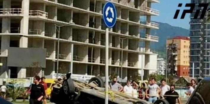 ავტოსაგზაო შემთხვევა ბათუმში - მაღალი სიჩქარით მოძრავი მსუბუქი ავტომობილი ამოტრიალდა