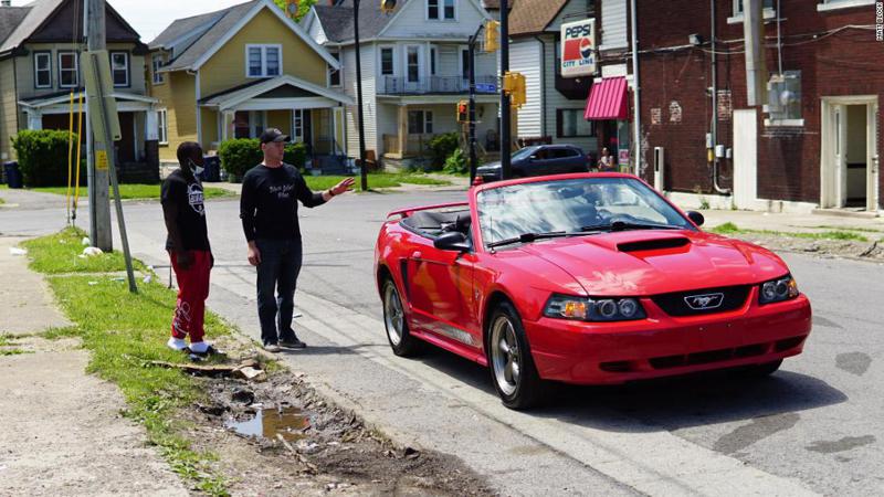 ბიჭი ქუჩის დასუფთავებისთვის "მუსტანგით“ და სტიპენდიით დააჯილდოვეს - ამერიკელი თინეიჯერის ახდენილი ოცნება