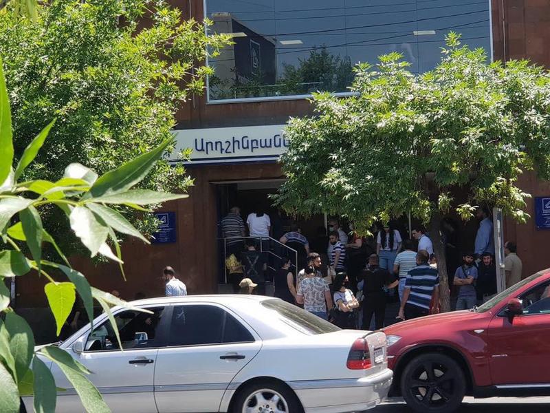 რა ხდება სომხეთის ქუჩებში მაშინ, როცა ქვეყანაში COVID-19-ით ინფიცირებულთა რაოდენობა ყოველდღიურად ასეულობით იმატებს