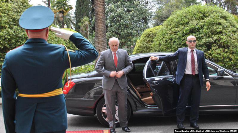 მანქანების გატაცება, შეიარაღებული ჩინოსნები და ბომბები რიგითი აფხაზების სახლებში - ასლან ბჟანია აფხაზური კრიმინალის პირისპირ