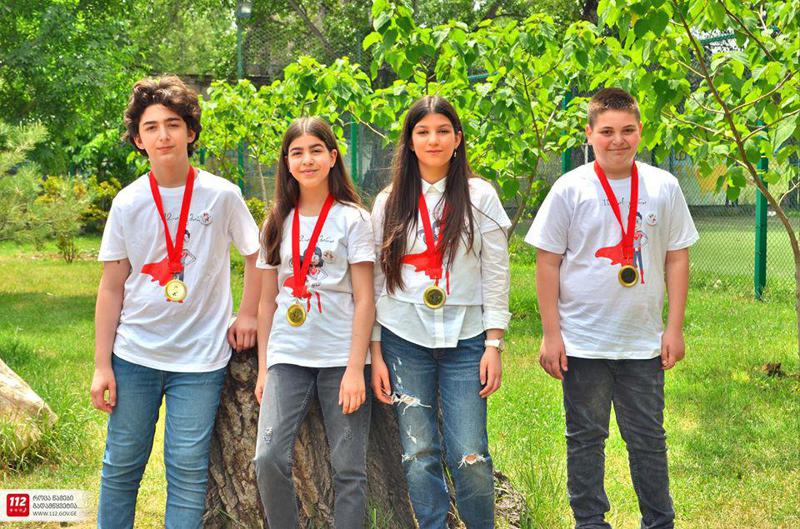 "წაქცეული კაცი შევნიშნე, თავი ჰქონდა გატეხილი... ბევრმა ისე ჩაუარა, არც კი შეუხედავთ" - გმირი ბავშვები, რომლებმაც ერთი ზარით ადამიანის სიცოცხლე იხსნეს