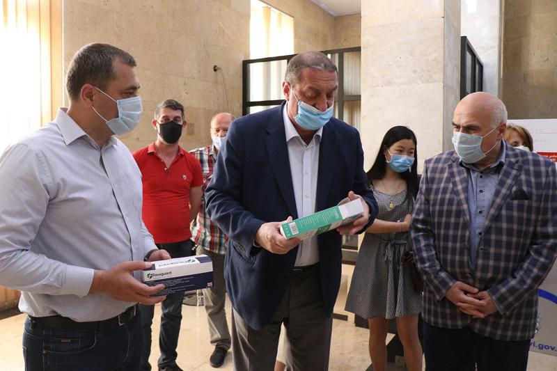 „საპარტნიორო ფონდმა“ რუსთავის მერიას მოწყვლადი ჯგუფებისთვის 10 000 პირბადე და თერმოსკრინინგის აპარატები გადასცა