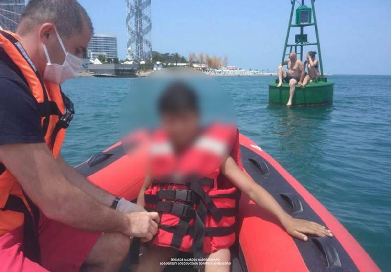 მაშველებმა ბათუმში გადაარჩინეს ბავშვი, რომელიც ნაპირზე გამოსვლას ვერ ახერხებდა - ემოციური კადრები