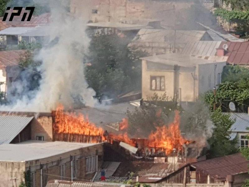თბილისში, ნახალოვკაში ორი ორსართულიანი სახლი იწვის