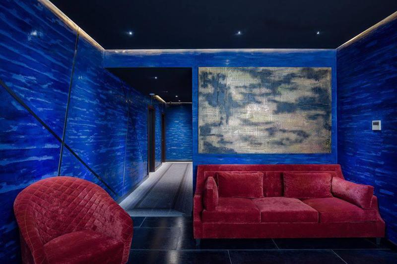 სასტუმრო ბათუმში, რომელიც ორიგინალური ინტერიერის გამო ტურისტების ყურადღების ცენტრში ექცევა