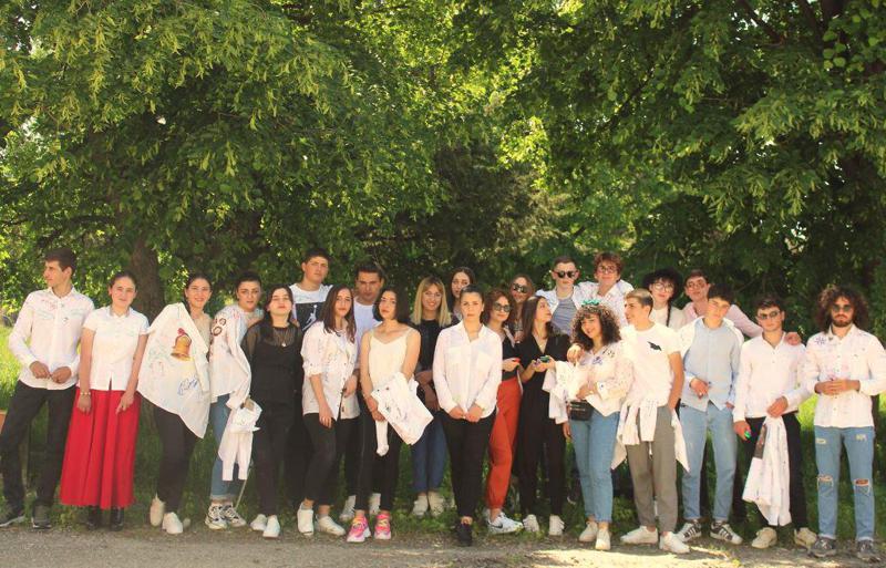 ახმეტელი მოსწავლეები სკოლის ბანკეტისთვის შეგროვილი ფულით ეკლესიას ხატს შესწირავენ