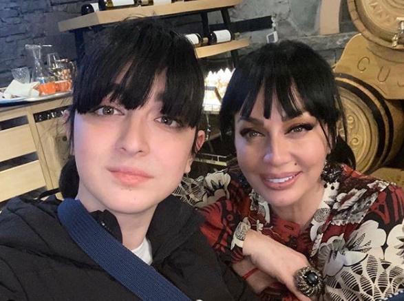 ლელა წურწუმიას თინეიჯერი ქალიშვილი დედას ძალიან ჰგავს (ფოტო)